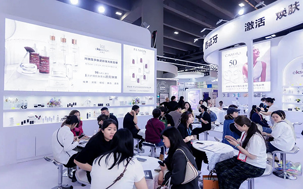 在高交會展臺布置中，如何構思展位的多場景設計？